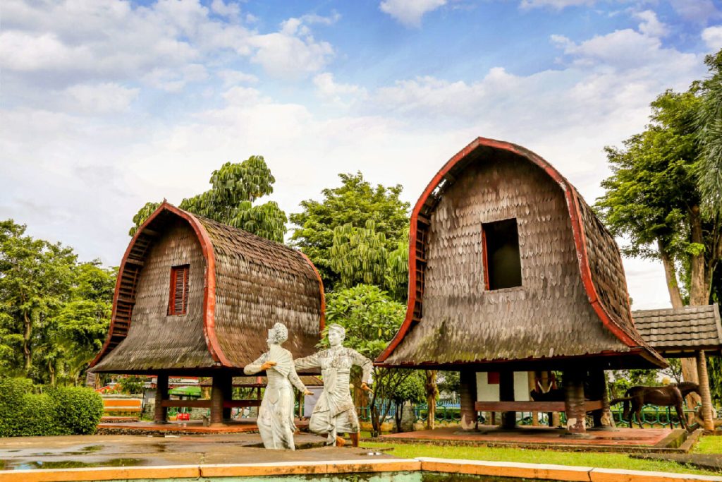 Rumah Adat Busung Indah